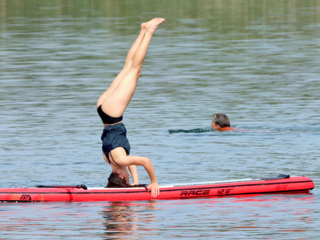 paddleboarding na jezeře Most; autor fotografie: Zdeněk Kovařik